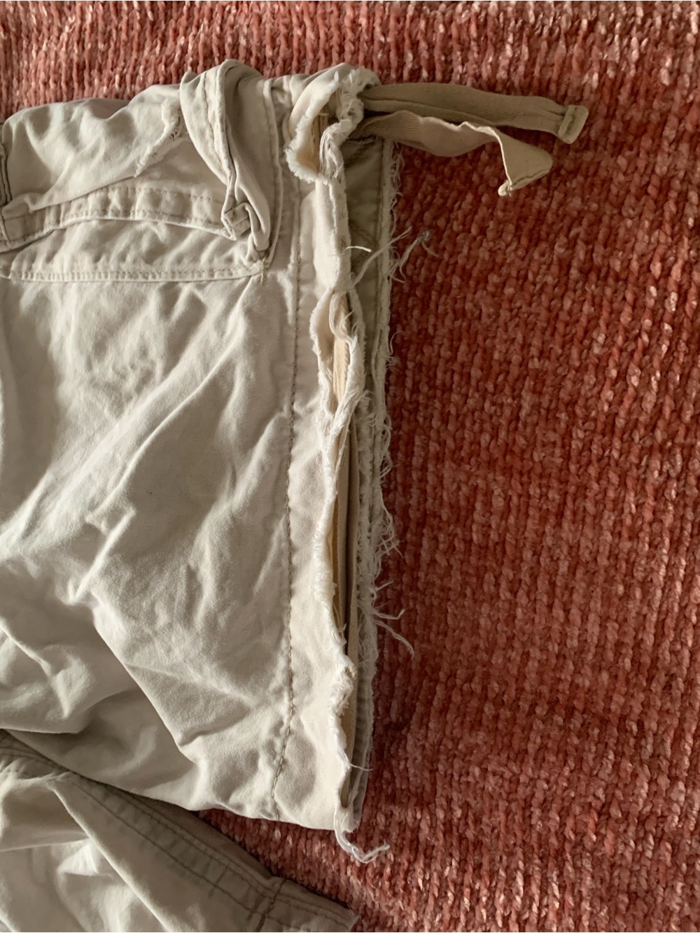 Pre-Owned: Abercrombie & Fitch Men's Distressed Cargo Shorts - Cream. - Picture 12 of 14